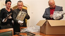 Momentka z pedávání osmi nelezených starých ikon Ostravskému muzeu. Zleva...