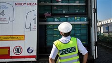 Policisté se při kontrole dívají i na náklad, například jestli je správně... Policisté se při kontrole dívají i na náklad, například jestli je správně...