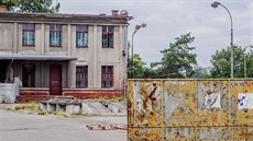Zchátralé budovy na letišti v Hradci Králové čekají na své využití. Zchátralé budovy na letišti v Hradci Králové čekají na své využití.
