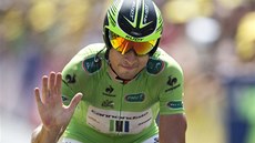POHODA. Peter Sagan ze Slovenska zdraví v cíli asovky na Tour de France...