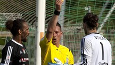 TREST. Píbramský gólman Bohá dostal lutou kartu a v záptí gól z penalty.