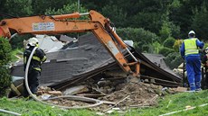 Manelé Fialovi (na snímku dva týdny po výbuchu) zatím bydlí v pjeném byt, stavt chtjí na jae.