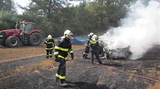 Hrozícímu rozšíření požáru do blízkého lesa zabránili hasiči. Hrozícímu rozšíření požáru do blízkého lesa zabránili hasiči.