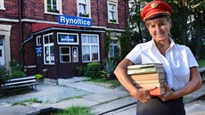 Výpravčí Květa Slabá zřídila na nádraží v Rynolticích půjčovnu knih, které lidé... Výpravčí Květa Slabá zřídila na nádraží v Rynolticích půjčovnu knih, které lidé...