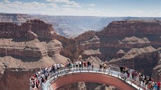 Vyhlídková plošina Grand Canyon Skywalk se otevřela pro turisty v roce 2007. Vyhlídková plošina Grand Canyon Skywalk se otevřela pro turisty v roce 2007.