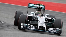 Závodník Mercedesu Nico Rosberg v úvodu závodu v Nmecku poodjídí svým