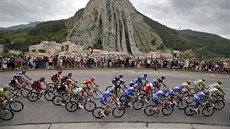 Peloton Tour de France projídí v patnácté etap kolem skalního útvaru Sisteron.
