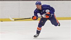 Hokejový obránce Radek Martínek v dresu New Yorku Islanders trénuje s...