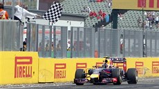 A JE TO. Daniel Ricciardo vítzí ve Velké cen Maarska na Hungaroringu.