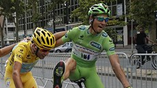 ZABLBNEM SI. lutý Vincenzo Nibali se v prbhu poslední etapy Tour de France...