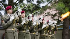Armáda, rodiny i známí se loučili s padlým vojákem Ivo Klusákem v Jičíně... Armáda, rodiny i známí se loučili s padlým vojákem Ivo Klusákem v Jičíně...