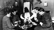 Ranní spojenetí vojáci hrají karty v londýnské nemocnici (nedatováno).