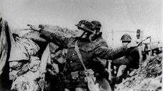 Americký voják na západní front odhazuje granát na nepítele (15. bezna 1918).