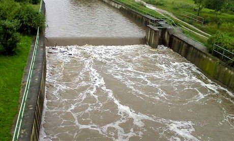 Do Lomnického potoka vytéká jedovatá odpadní voda z firmy Karlovarské silnice.