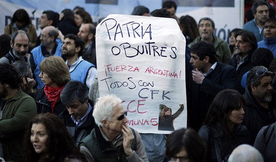 Lidé na veerní protestní akci v Buenos Aires vyjadují podporu své vlád ve...