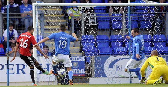 Trnavský Ivan Schranz (vlevo) stílí gól do sít St. Johnstone.