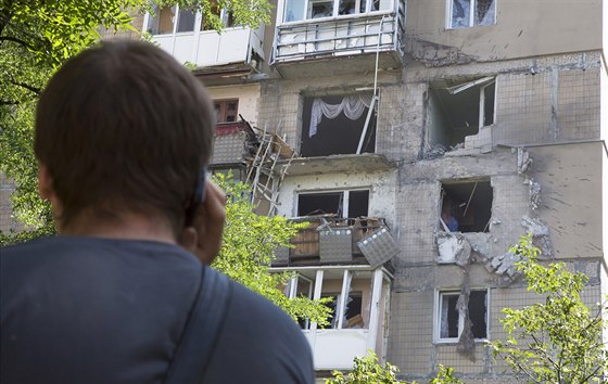 Boji poniené domy v Doncku (Ukrajina, 29. ervence 2014).