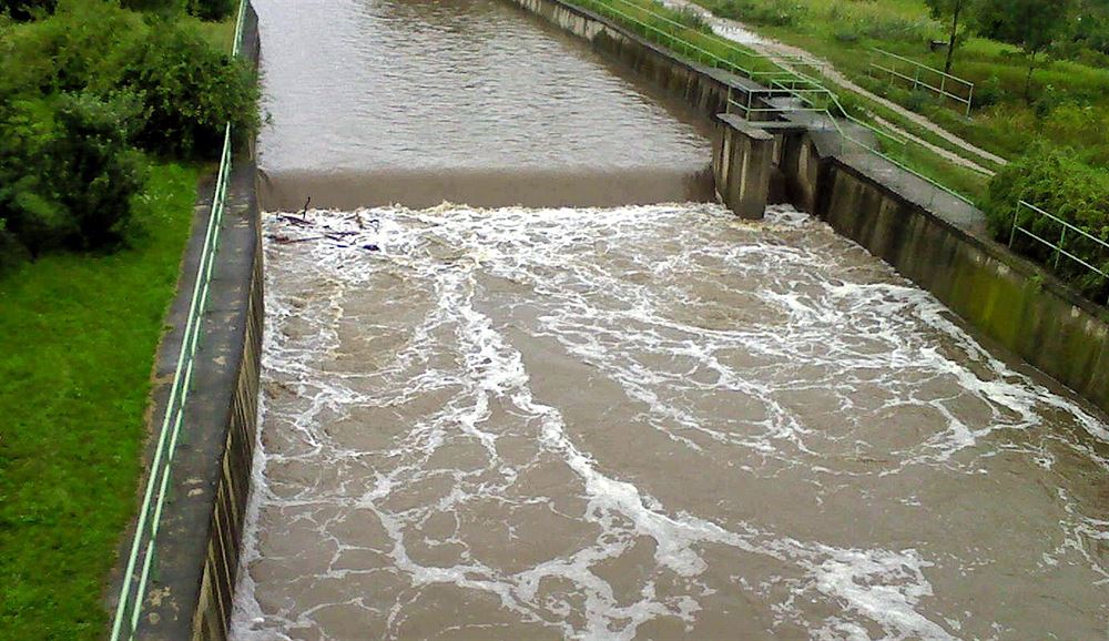 Rozvodnný ervený potok ve Zdicích na Berounsku. (21. ervence 2011)