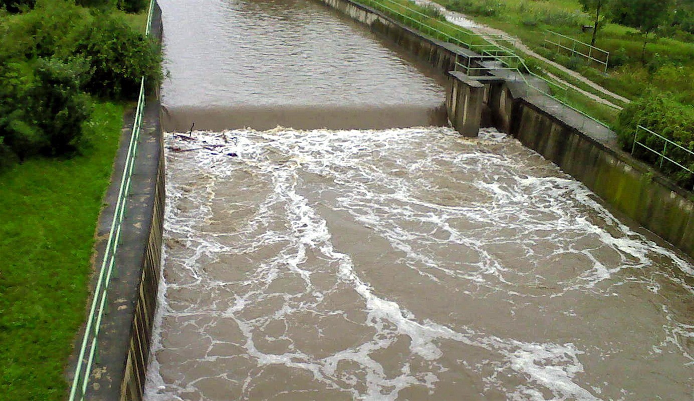 Rozvodněný Červený potok ve Zdicích na Berounsku. (21. července 2011) Rozvodněný Červený potok ve Zdicích na Berounsku. (21. července 2011)