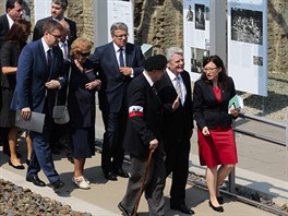 Prezident Joachim Gauck (tetí zprava) se spolu se svým polským protjkem...