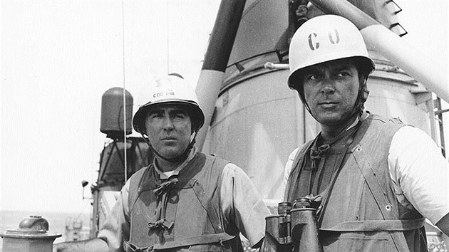 Vpravo Herbert L. Ogier, kapitn torpdoborce Maddox.
