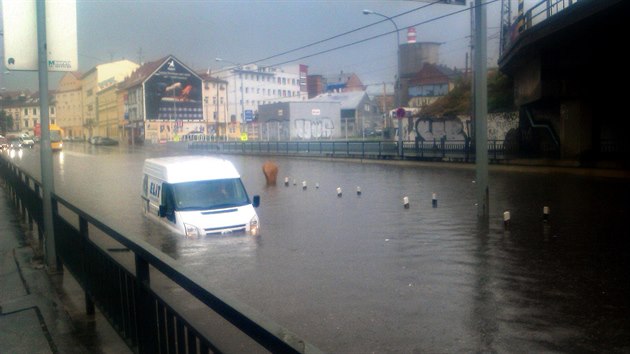 Siln d隝 zatopil po poledni ulici Kolit v Brn a ta se stala v obou smrech neprjezdnou (31. ervence 2014).