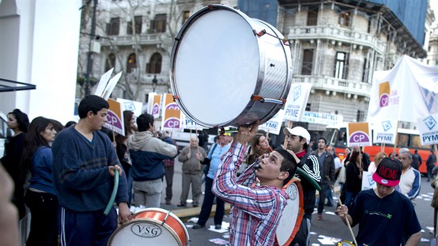 Lid na veern protestn akci v Buenos Aires vyjaduj podporu sv vld ve sporu s viteli. (30. ervence 2014)