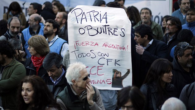 Lid na veern protestn akci v Buenos Aires vyjaduj podporu sv vld ve sporu s viteli (30. ervence 2014).