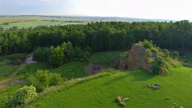 Pohled z rozhledny Bra na ertovu skalku a Chrudim. Za dobr viditelnosti dohldnete na Jizersk a Orlick hory i Krkonoe.