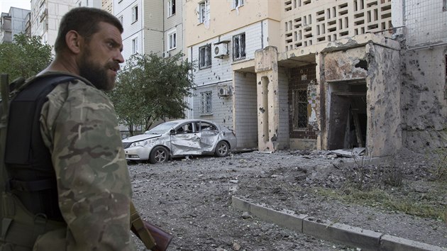 Prorut separatist prohlej pokozen budovy v Doncku (Ukrajina, 29. ervence 2014).