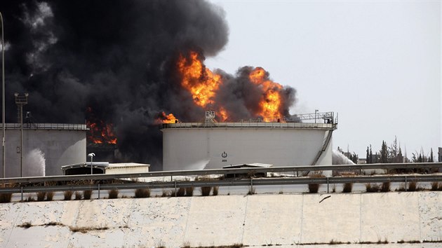 Hoc palivov ndre na letiti v Tripolisu (Libye, 29. ervence 2014).