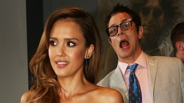 Jessica Alba a Johnny Knoxville v pozad (Los Angeles, 13. dubna 2014)