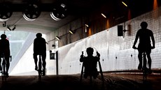 HRA STÍNŮ. Průjezd cyklistů tunelem Blanka nabídl zajímavou podívanou také... HRA STÍNŮ. Průjezd cyklistů tunelem Blanka nabídl zajímavou podívanou také...
