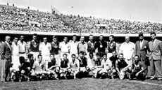 POKOŘENÝ PELÉ. V roce 1959 se hráči Dukly takhle fotili se soupeři ze Santosu,... POKOŘENÝ PELÉ. V roce 1959 se hráči Dukly takhle fotili se soupeři ze Santosu,...