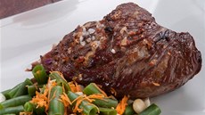 Steak, nejlépe bio, a zelenina: oběd, který vám dodá kopec energie. Steak, nejlépe bio, a zelenina: oběd, který vám dodá kopec energie.
