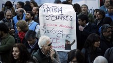 Lidé na večerní protestní akci v Buenos Aires vyjadřují podporu své vládě ve... Lidé na večerní protestní akci v Buenos Aires vyjadřují podporu své vládě ve...