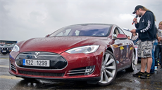 Tesla Model S poháněný akumulátory Panasonic disponuje výkonem až 310 kW a... Tesla Model S poháněný akumulátory Panasonic disponuje výkonem až 310 kW a...