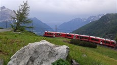 Bernina expres poblíž horské stanice Alp Grüm Bernina expres poblíž horské stanice Alp Grüm