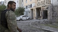 Prorutí separatisté prohlíejí pokozené budovy v Doncku (Ukrajina, 29....
