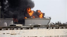 Hoící palivové nádre na letiti v Tripolisu (Libye, 29. ervence 2014).