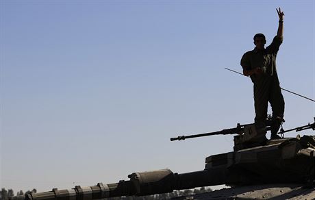 Izraelský voják na tanku (31. ervence 2014).