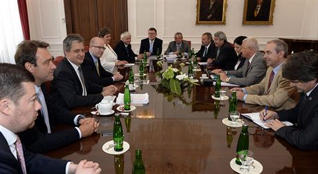 Na podob sluebního zákona se strany domluvily pi dvou jednáních ve snmovn. Prezidentu Zemanovi, který odmítá politické námstky, u nebudou ustupovat.