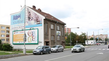 Plánovanému prodlouení olomoucké tramvajové trat na jih msta stojí v cest jediný dm v Rooseveltov ulici. Majitelé ho nakonec mstu prodali za pt milion korun.