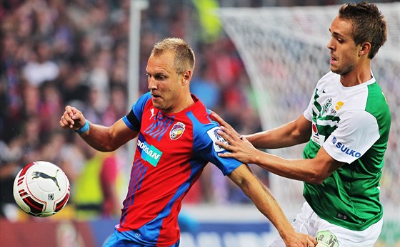 Plzeského fotbalistu Daniela Koláe brání Ludk Pernica z Jablonce.