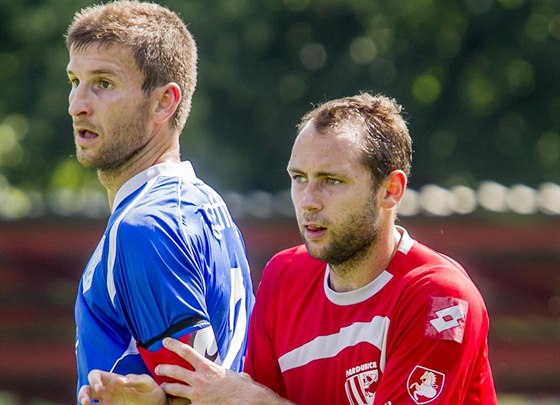 Pardubický fotbalista Vojtch Kakrda pekonal artitrida a vrátil se na trávník.