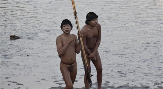lenové dosud nekontaktovaného kmene stojí na behu amazonské eky Enviry....