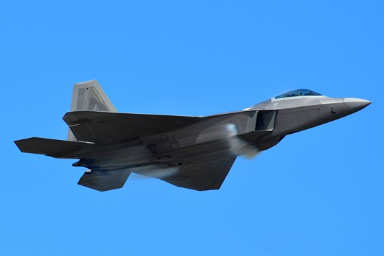 USA vyslaly vstíc ruským letounm dv stíhaky F-22.