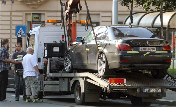 Odtahová sluba odváí auto, kterým idi smrteln zranil dívku na námstí...