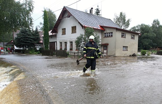 Voda zaplavila silnici v obci Kiánky.