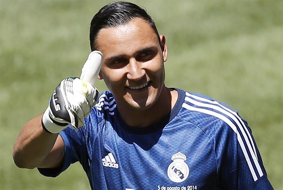 Keylor Navas zdraví fanouky na stadionu Santiaga Bernabeua pi jeho...